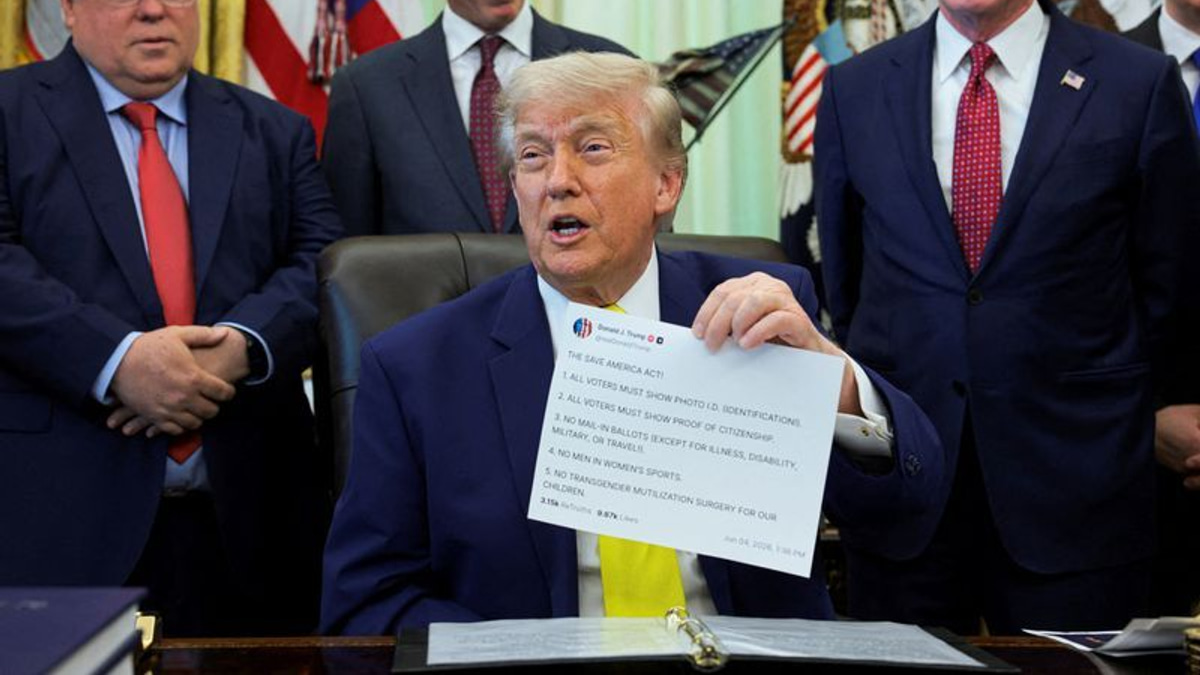 Trump Sued Over Paid Early-Access Service to Truth Social Posts
