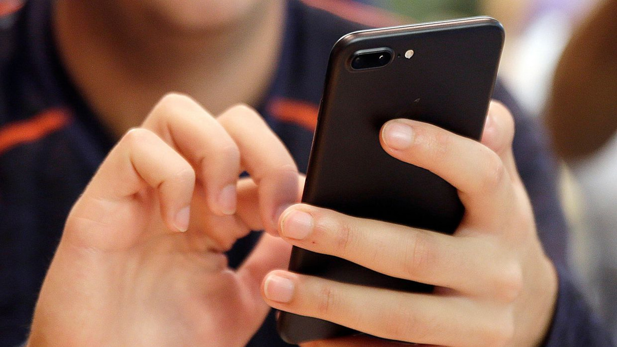 Digital Life's Hidden Cost: Managing Thumb and Hand Pain in the Age of Smartphones