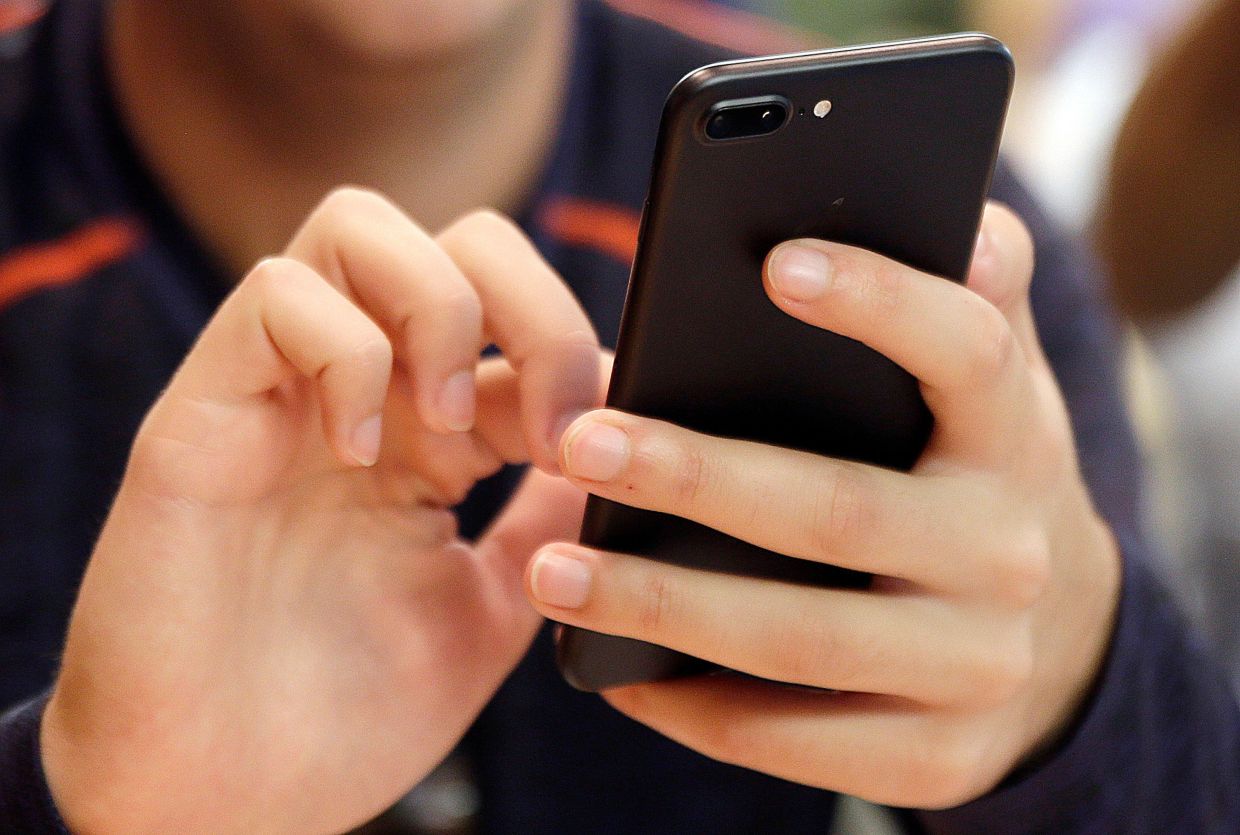 Digital Life's Hidden Cost: Managing Thumb and Hand Pain in the Age of Smartphones