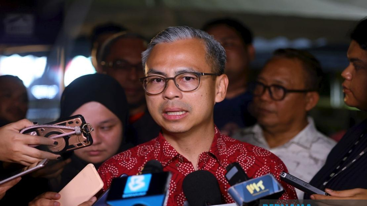 Fahmi Hits Back At Sanusi's Racial Remarks, Accuses PAS Of Divisive Politics