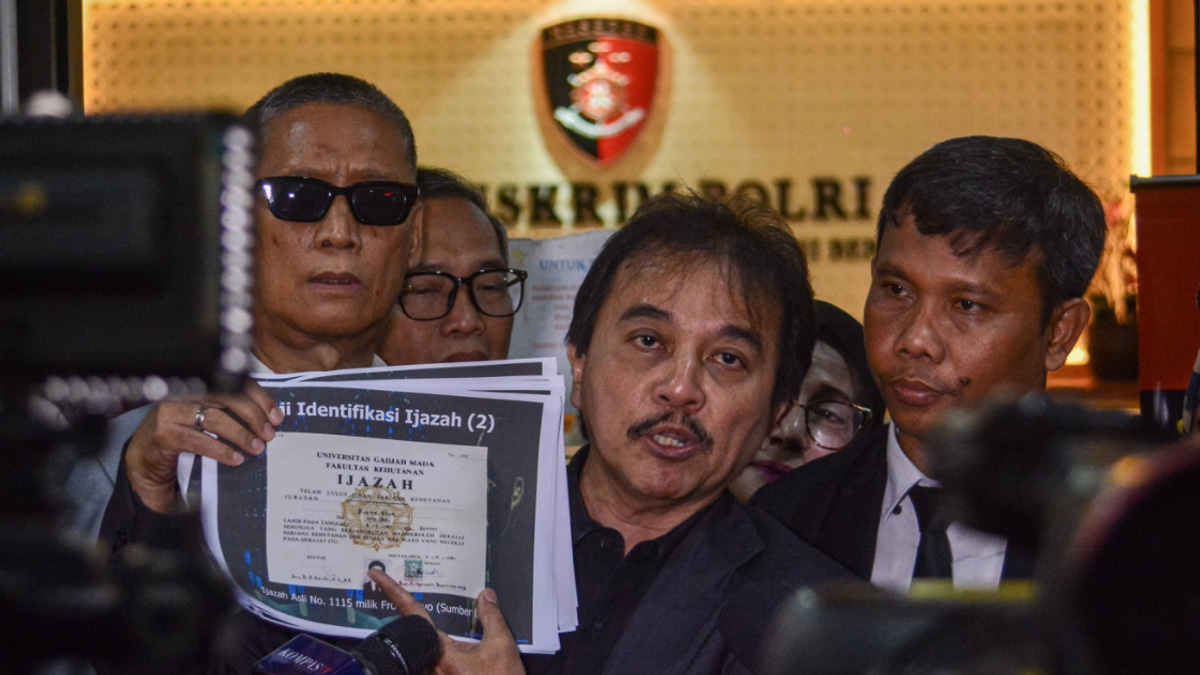 Ex-Indonesian minister Roy Suryo detained over Jokowi diploma defamation case