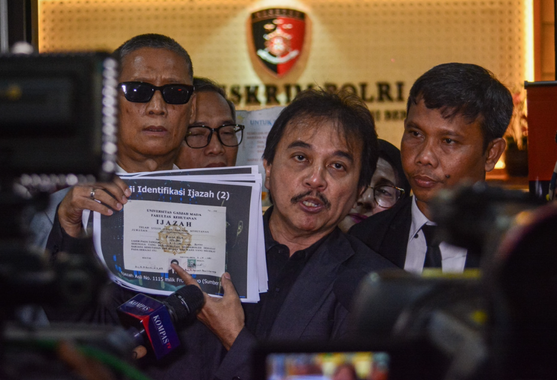 Ex-Indonesian minister Roy Suryo detained over Jokowi diploma defamation case