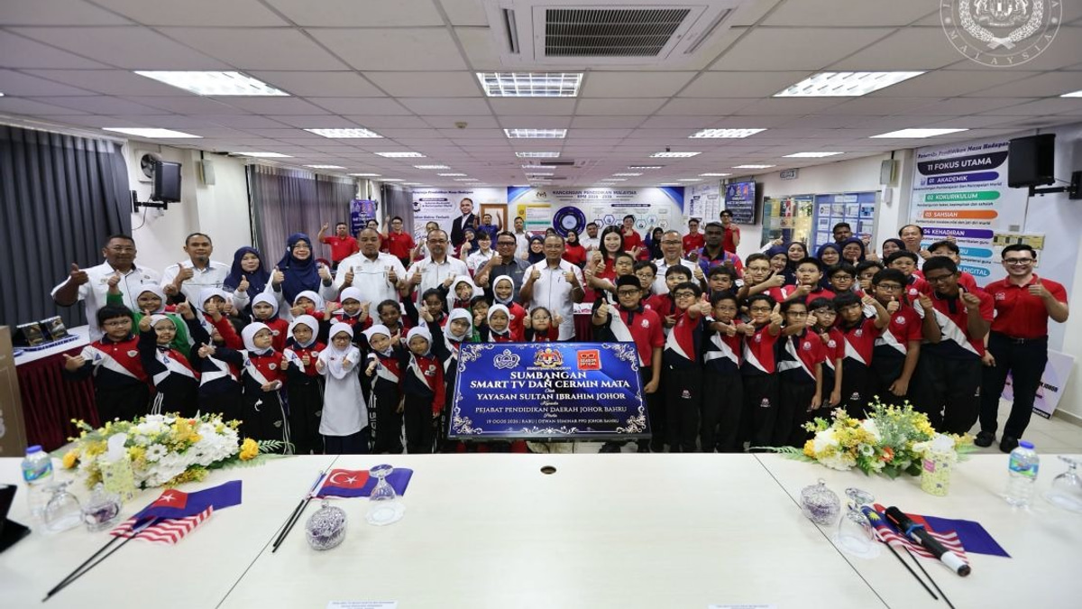 Johor Foundation Equips Schools With Smart TVs and Vision Screening, Distributes 2,000 Spectacles to B40 Students