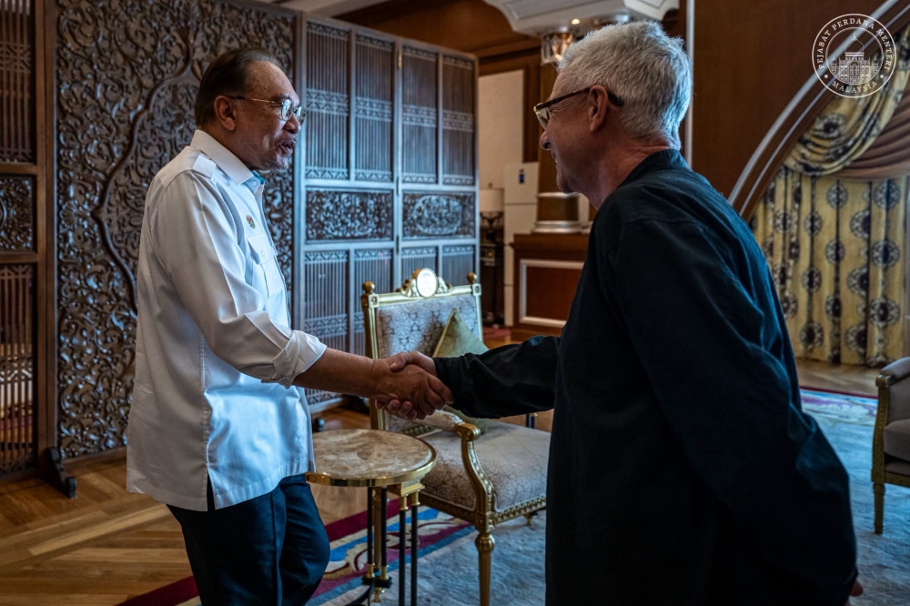 Anwar Meets Singapore GP Chief to Revive Formula 1 Racing at Sepang