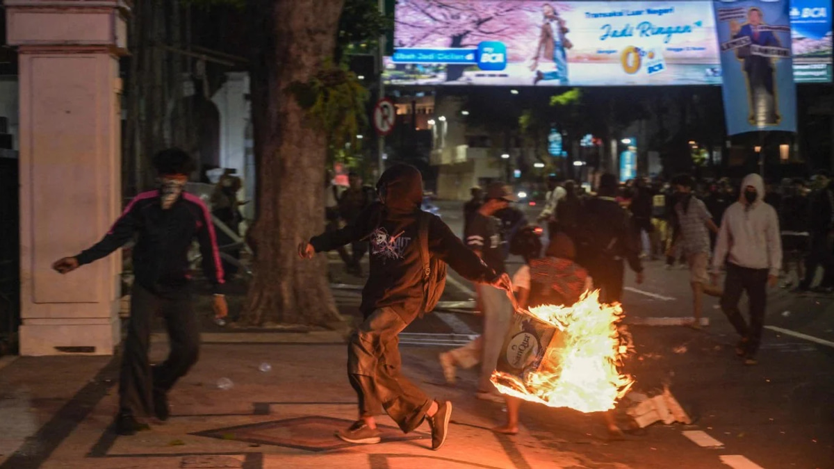 Indonesian Police Detain Dozens During Anti-Government Protest in Surabaya