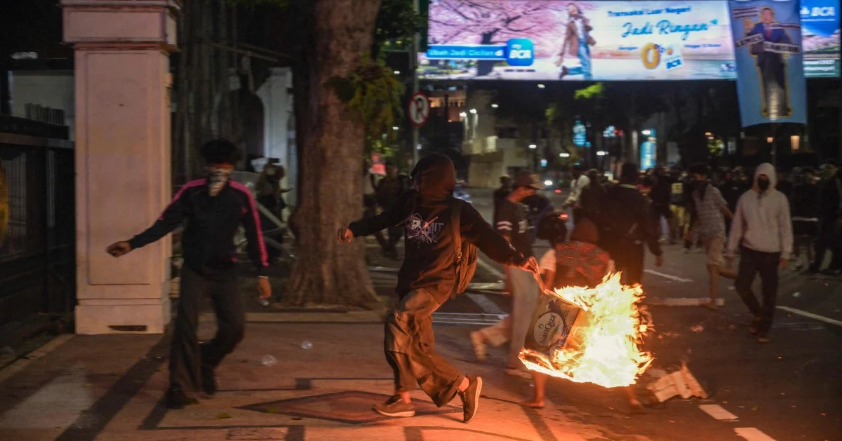 Indonesian Police Detain Dozens During Anti-Government Protest in Surabaya
