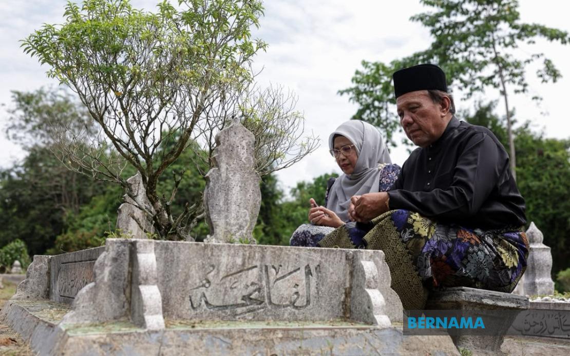 Ismail Lasim Sworn in as Negeri Sembilan Menteri Besar, Pays Respects at Parents' Graves