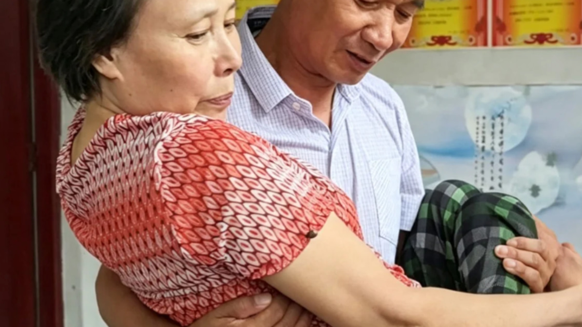 A Quarter-Century of Devotion: Chinese Husband's Unwavering Care for Paraplegic Wife Inspires Millions