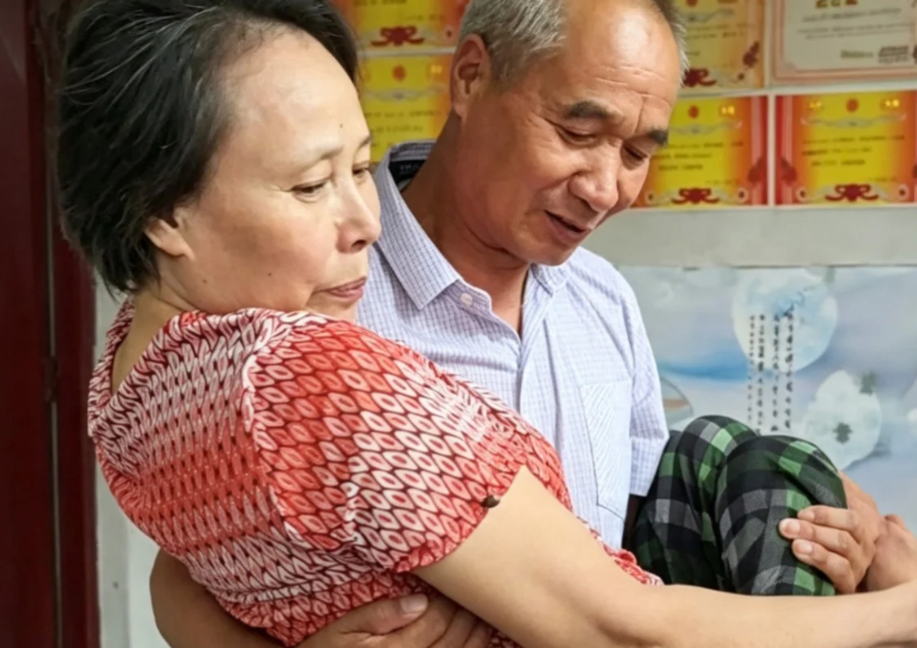 A Quarter-Century of Devotion: Chinese Husband's Unwavering Care for Paraplegic Wife Inspires Millions