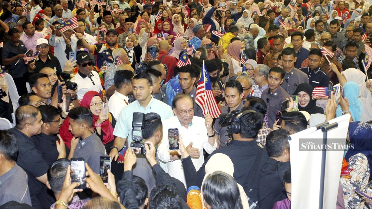 Anwar Draws Line: Ministers Must Resign Before Criticising Unity Partners