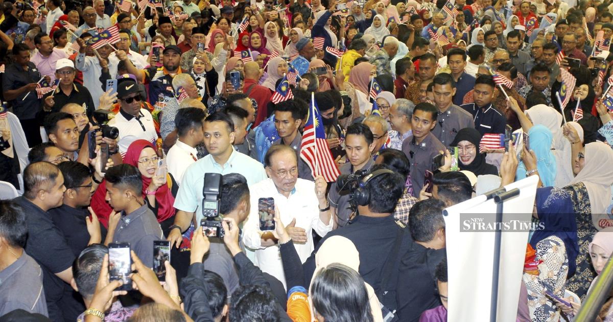 Anwar Draws Line: Ministers Must Resign Before Criticising Unity Partners