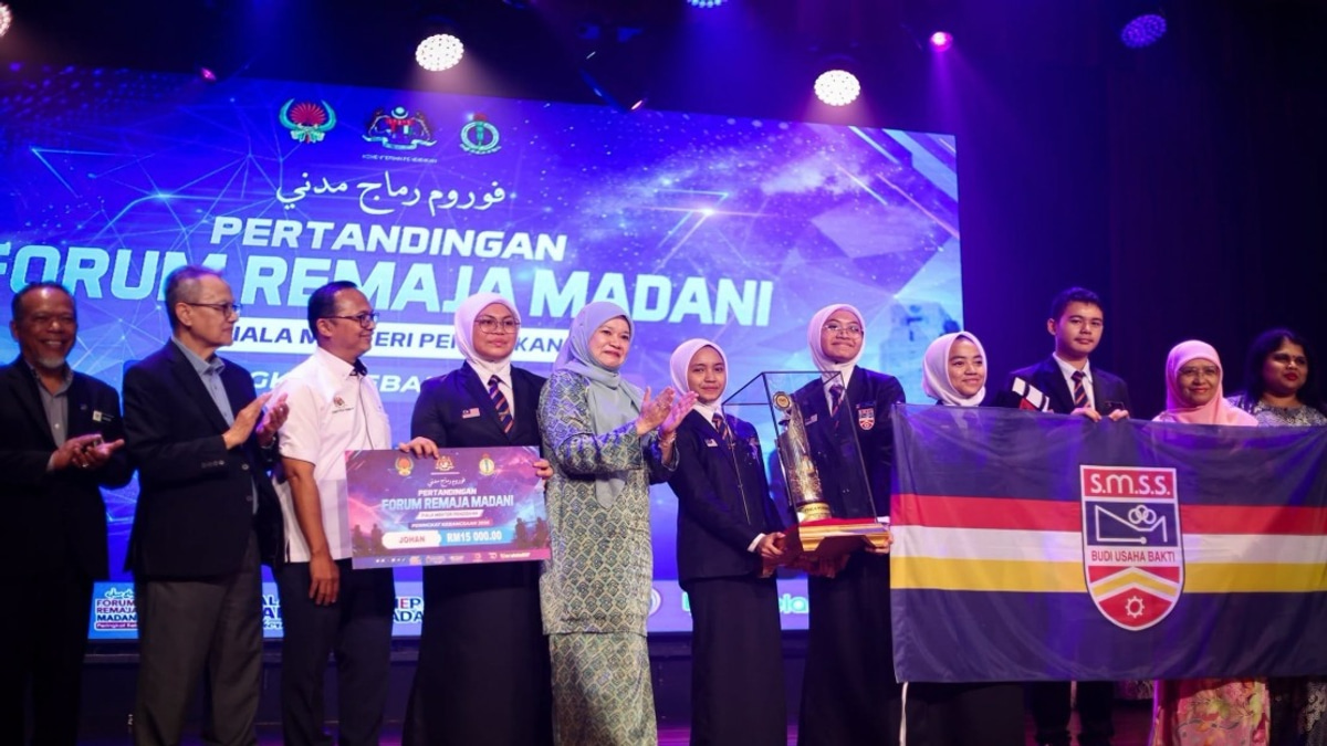 Education Minister Fadhlina Calls for Youth Empowerment Through Critical Thinking and Respectful Discourse