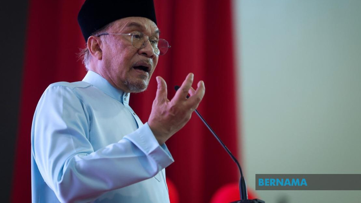 Anwar Halts Felda Hotel Sale at £60m Loss, Demands Full Inquiry