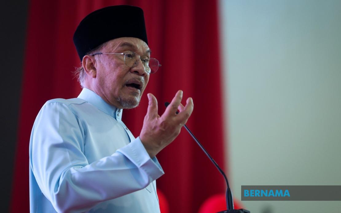 Anwar Halts Felda Hotel Sale at £60m Loss, Demands Full Inquiry