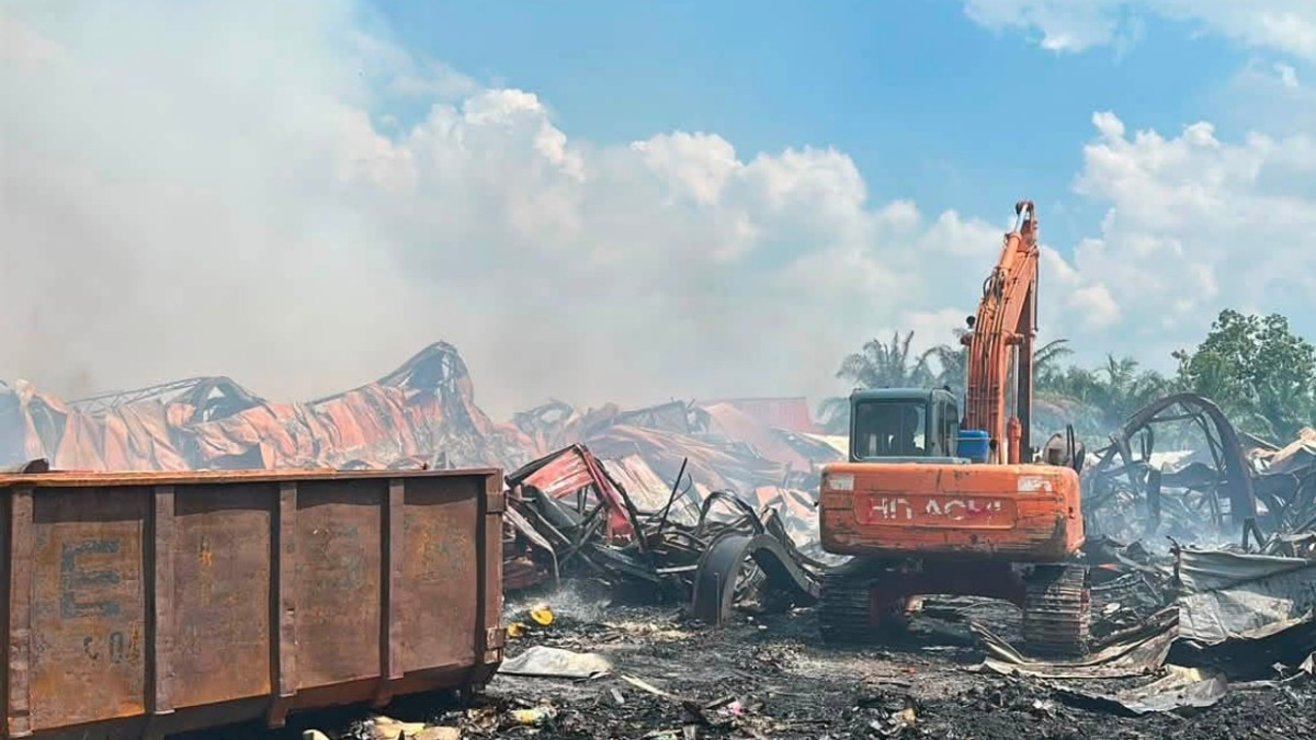 Kedah Monitors Air Quality After Multi-Factory Fire in Lunas