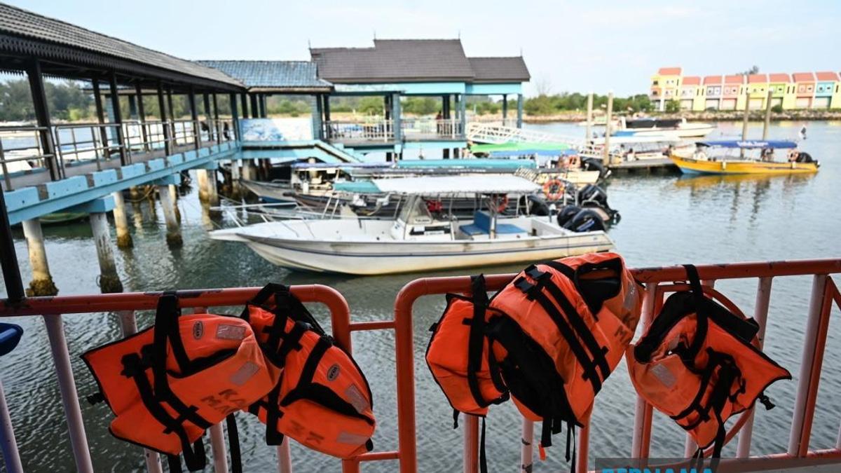 Life Jackets Must Be Worn Constantly at Sea, Says Terengganu Official After Boat Tragedy