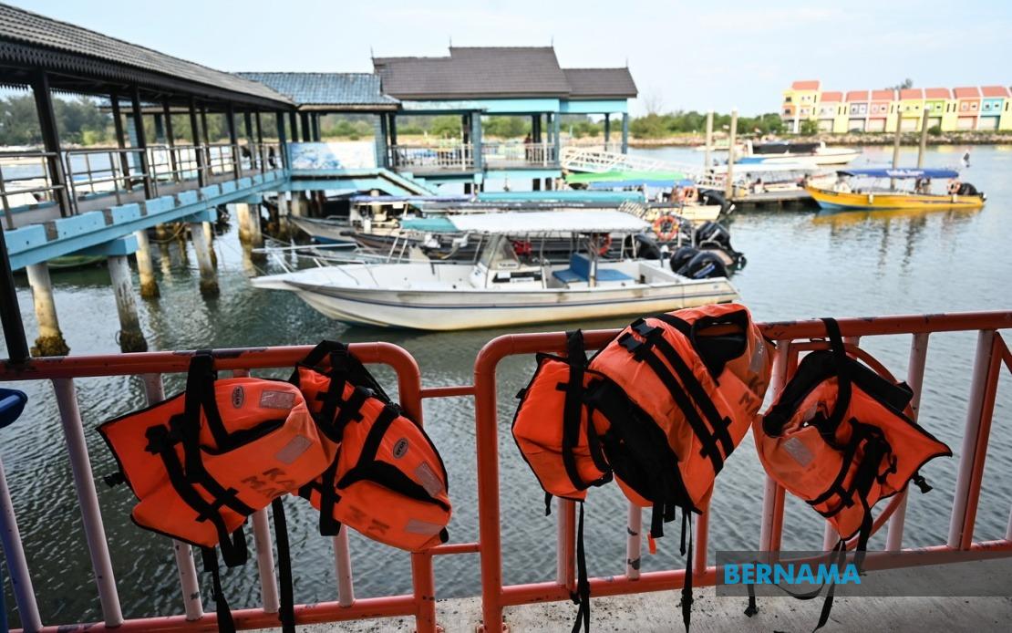 Life Jackets Must Be Worn Constantly at Sea, Says Terengganu Official After Boat Tragedy
