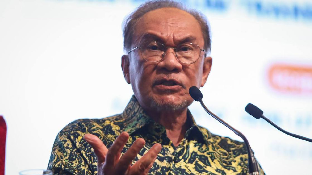 Anwar Rejects Sanusi's 'Tanah Melayu' Remarks, Insists Malaysia Must Embrace All Citizens