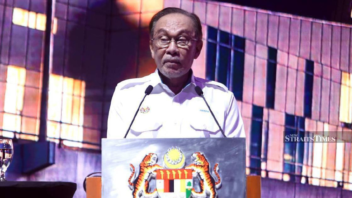 Anwar Urges Greater Creative Freedom for Malaysian Filmmakers Amid Cultural Balance
