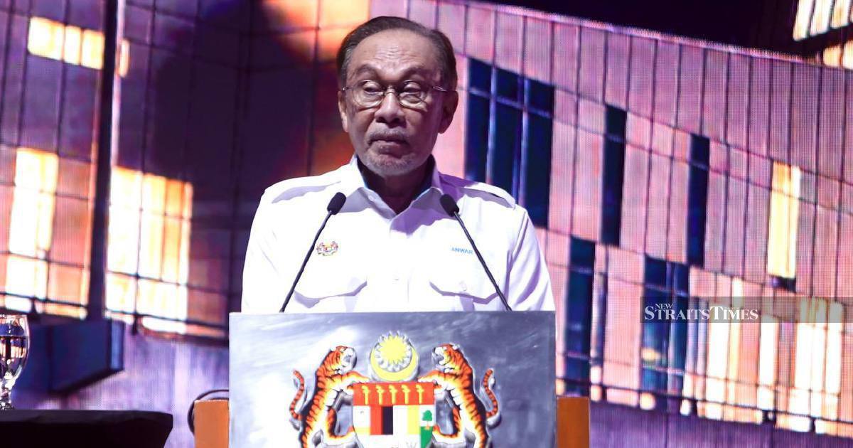Anwar Urges Greater Creative Freedom for Malaysian Filmmakers Amid Cultural Balance