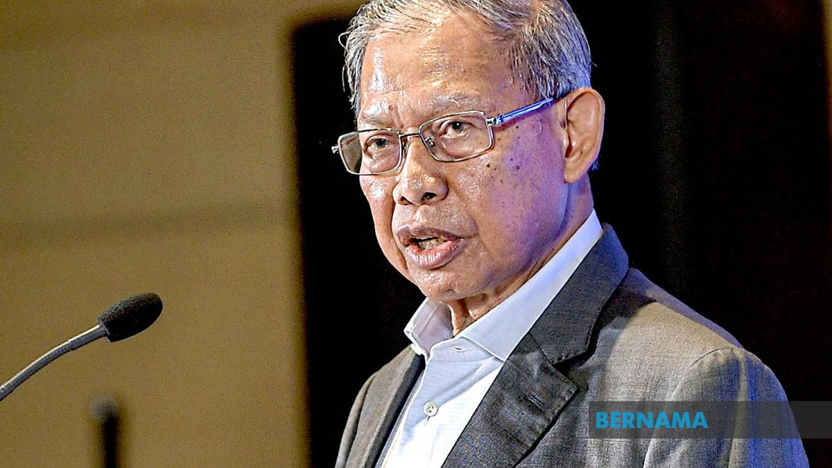 Mustapa Mohamed Closes Door on GE16, Urges UMNO to Embrace Younger Generation