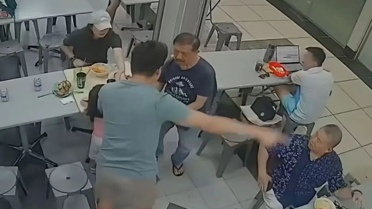 Singapore Police Investigate Incident After Elderly Man Pushed for Patting Child's Head