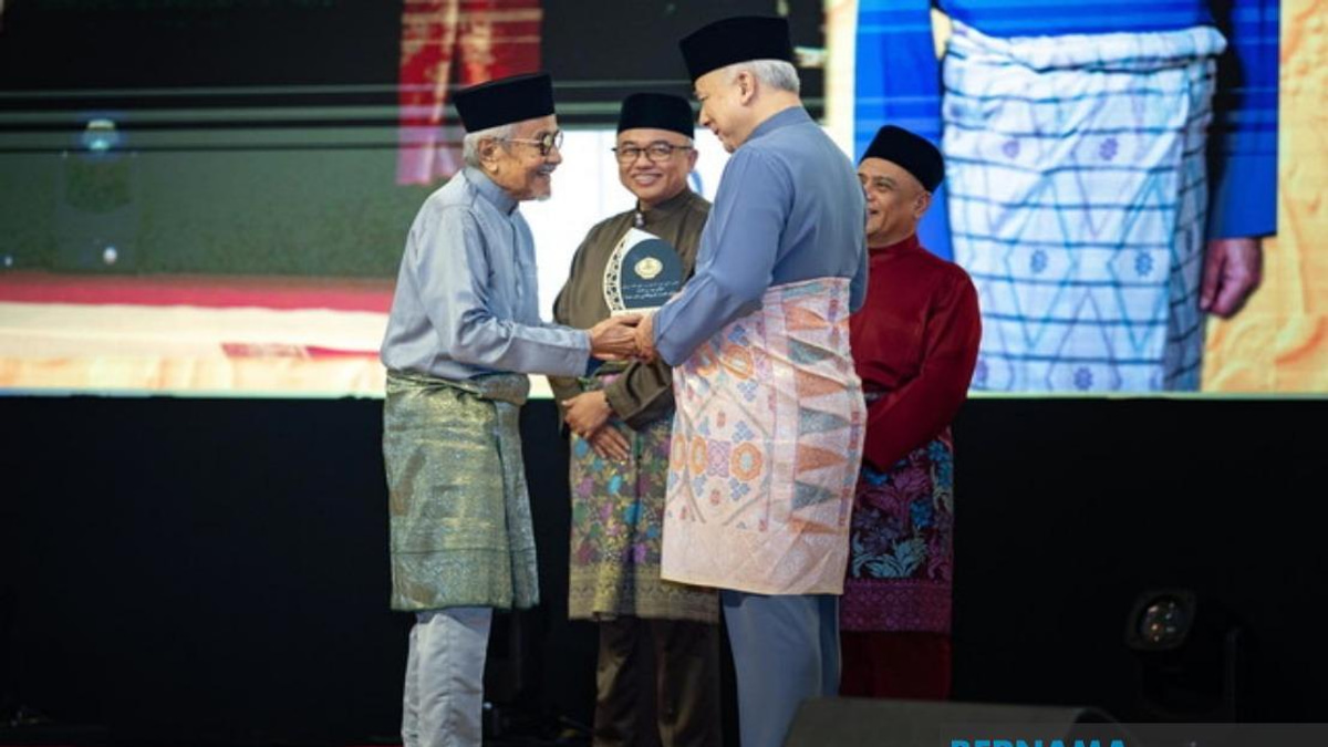 Veteran Director Rahim Razali Honored with Perak Media Icon Award