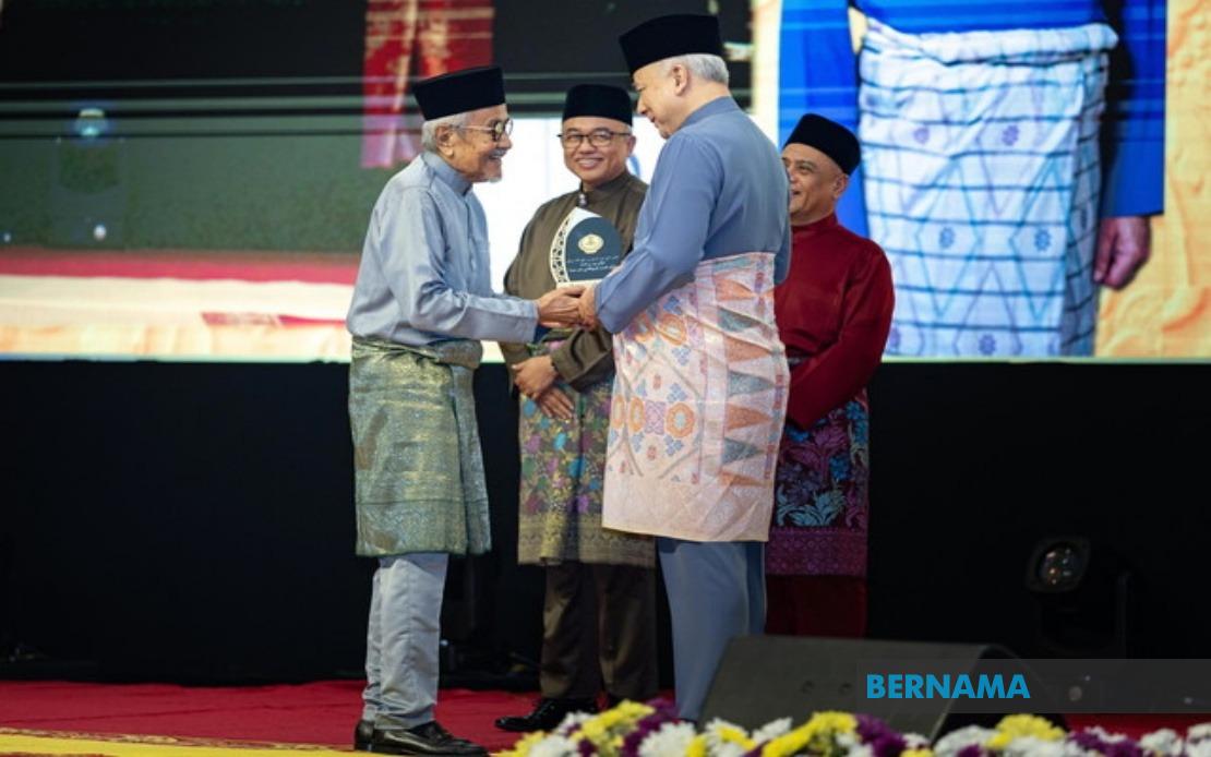 Veteran Director Rahim Razali Honored with Perak Media Icon Award