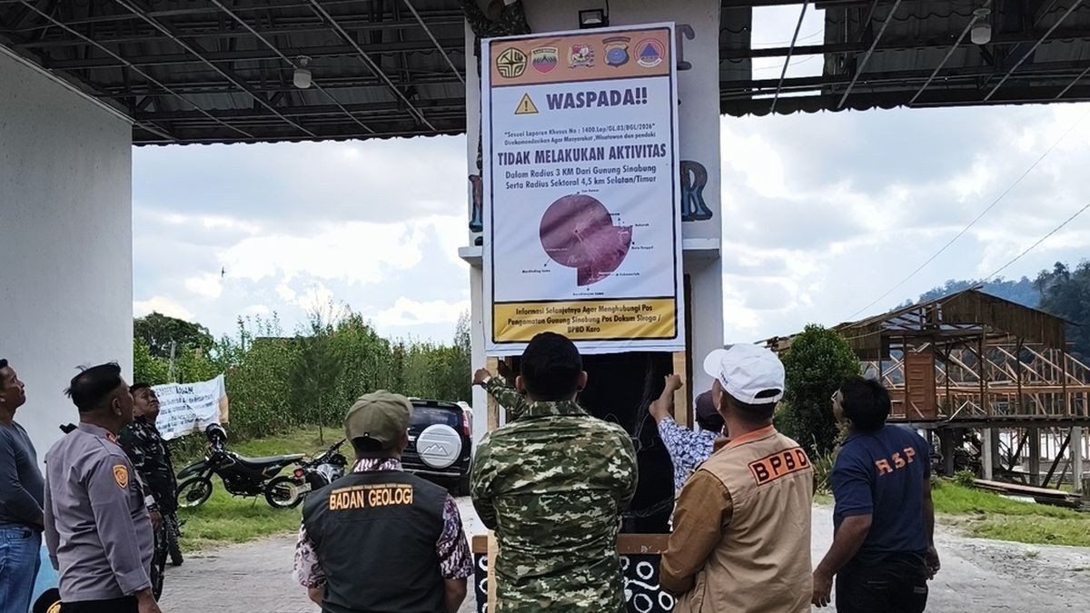 North Sumatra closes tourism sites as Mount Sinabung alert rises