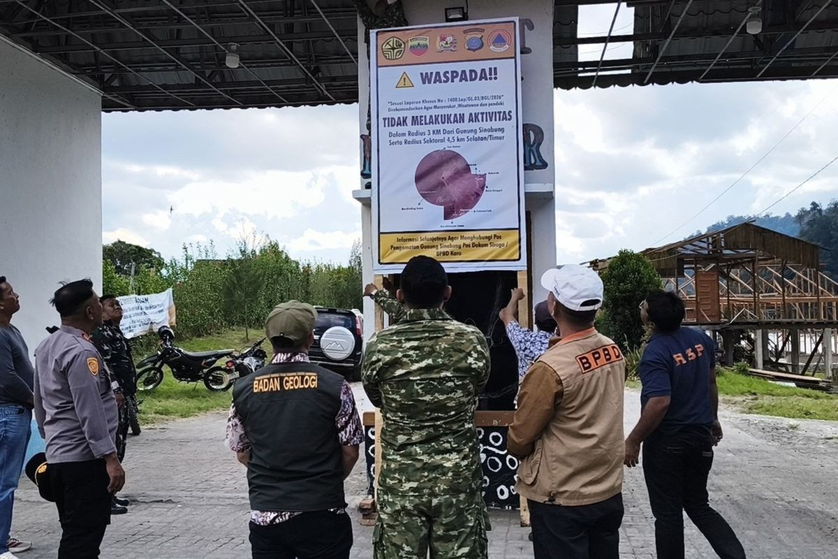 North Sumatra closes tourism sites as Mount Sinabung alert rises