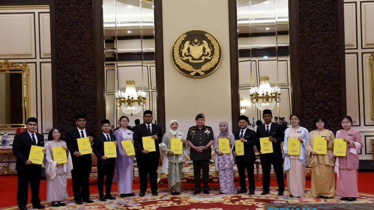 King Presents 2026 BYDPA Scholarships to 14 High-Achieving Recipients