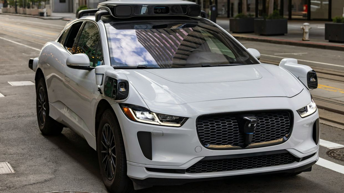 Robotaxis Face Growing Safety Scrutiny as Emergency Response Failures Trigger Regulatory Crackdown