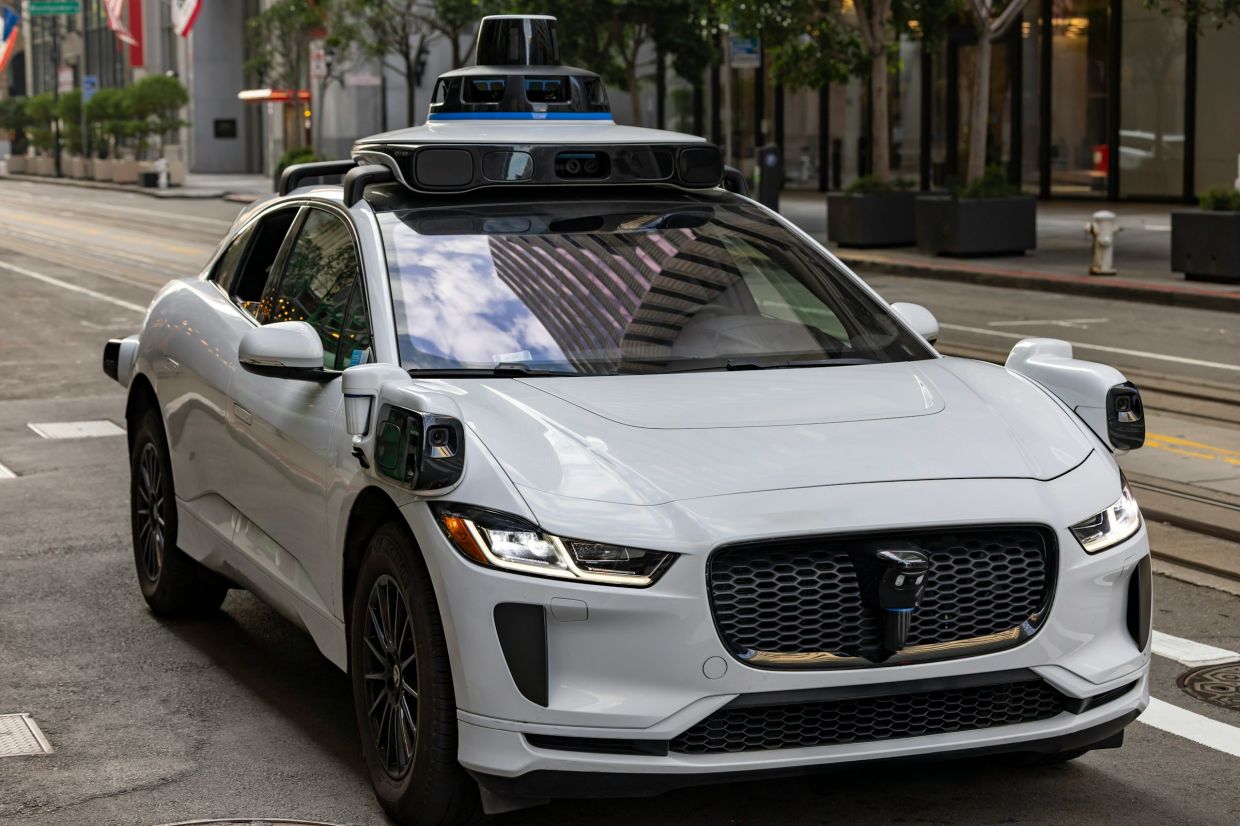 Robotaxis Face Growing Safety Scrutiny as Emergency Response Failures Trigger Regulatory Crackdown