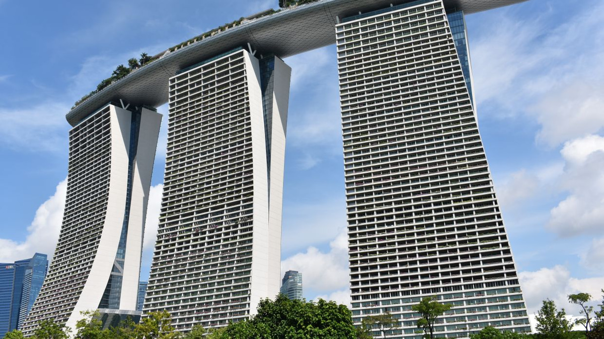 Singapore's Casino Duopoly: How Marina Bay Sands is Winning Over Resorts World Sentosa