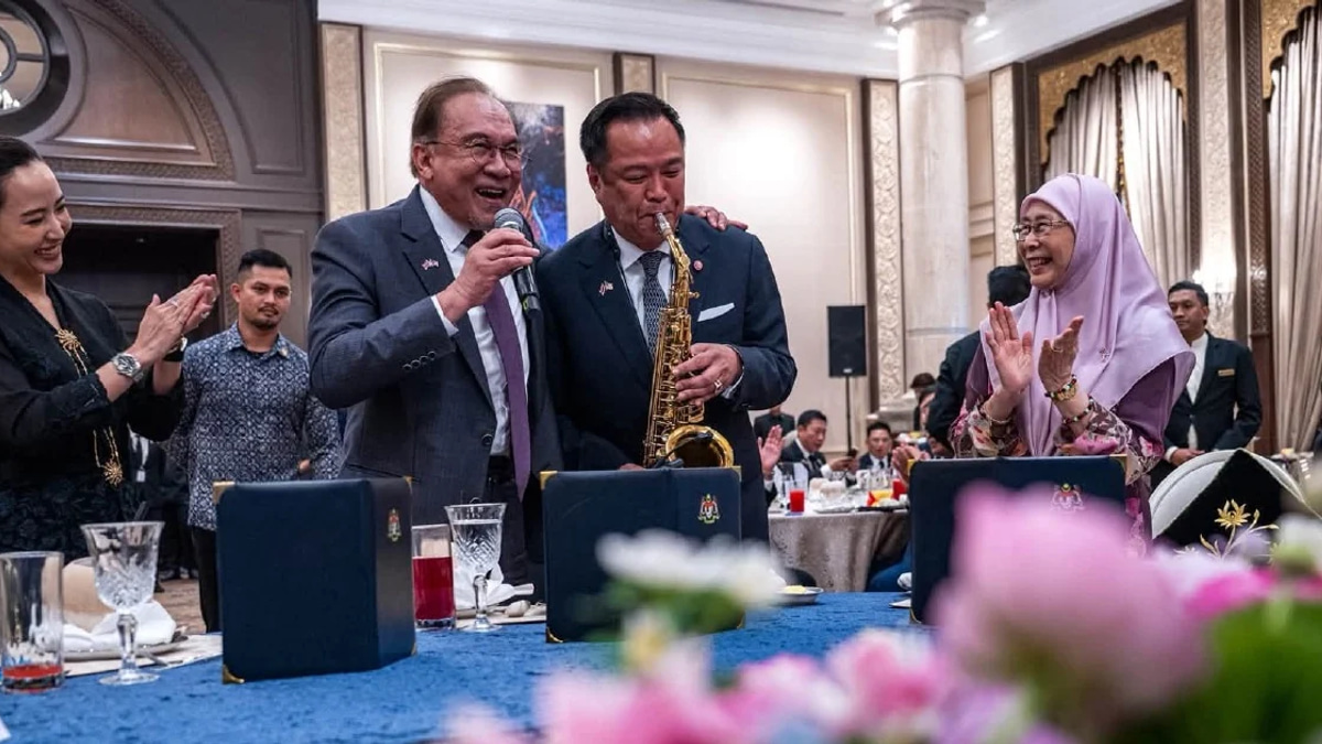 Anwar and Thai PM Anutin perform 'My Way' duet, showcasing warmth of bilateral ties