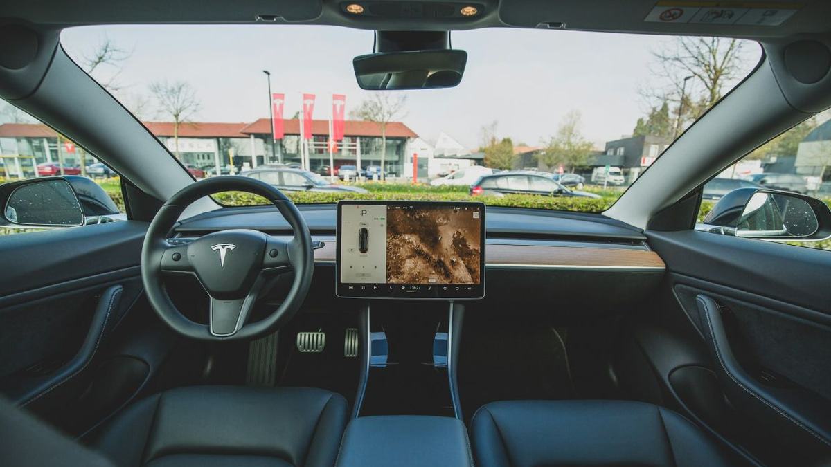 Tesla Settles Deadly Crash Lawsuit as Federal Safety Probe Deepens