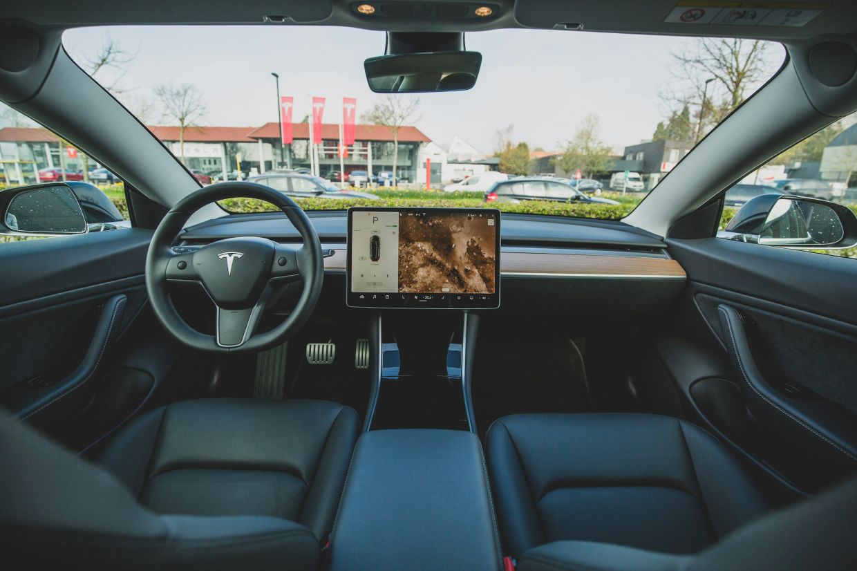 Tesla Settles Deadly Crash Lawsuit as Federal Safety Probe Deepens