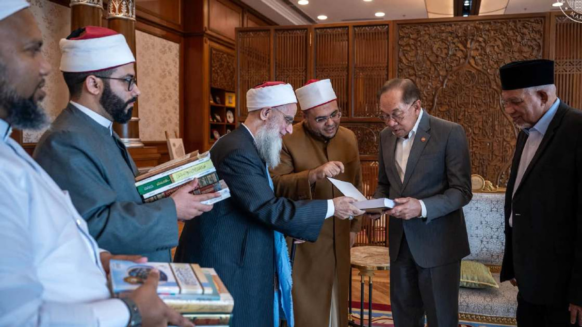 PM Anwar Receives Prominent Egyptian Islamic Scholar at Putrajaya