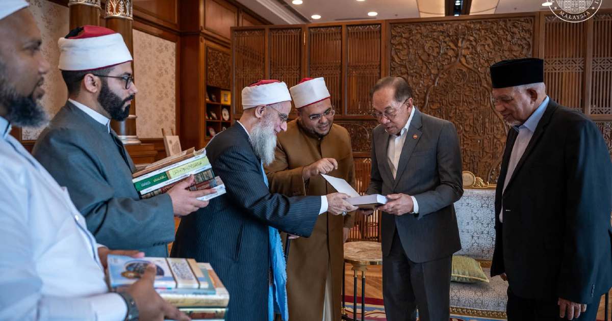 PM Anwar Receives Prominent Egyptian Islamic Scholar at Putrajaya