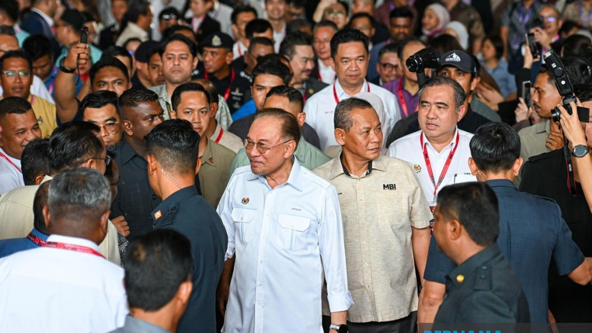 Anwar Calls for DAP Delay on Melaka Exit Amid Constitutional Row