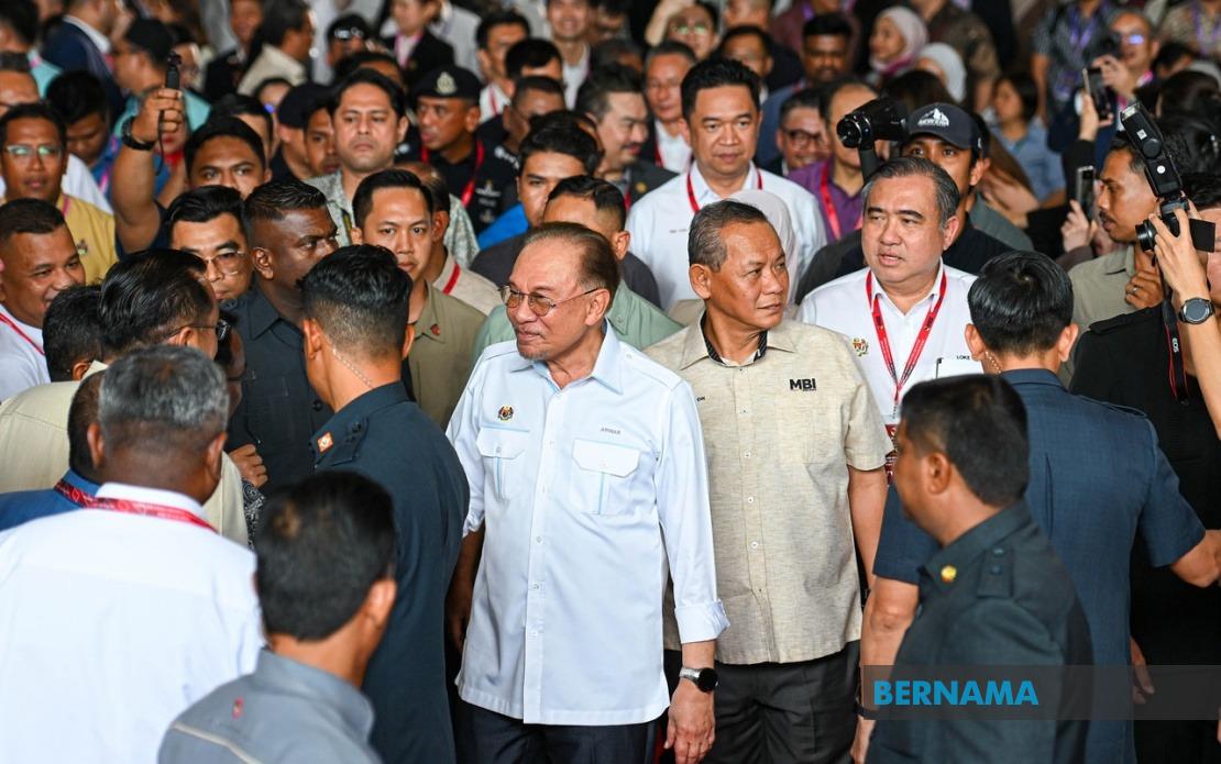 Anwar Calls for DAP Delay on Melaka Exit Amid Constitutional Row