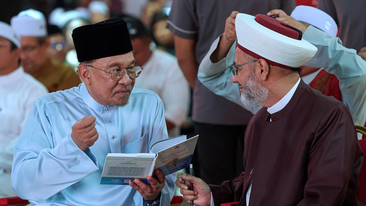 Anwar Ibrahim Praises Al-Azhar's Grand Imam as Symbol of Moderate Islam
