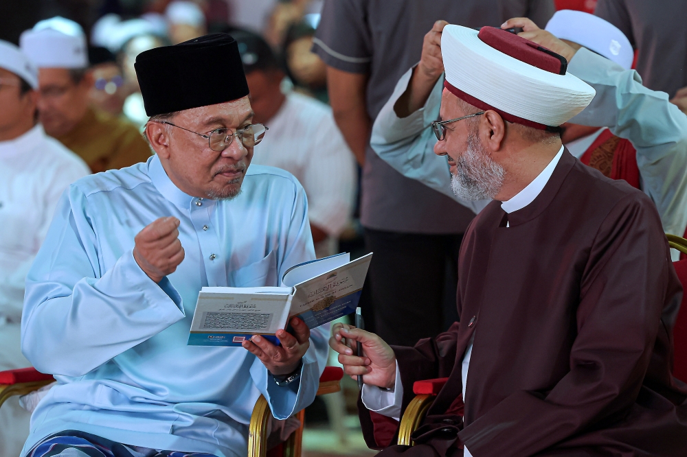 Anwar Ibrahim Praises Al-Azhar's Grand Imam as Symbol of Moderate Islam