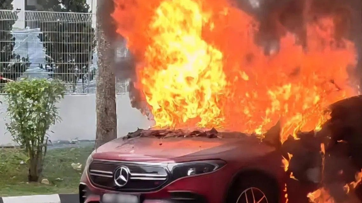 Electric vehicle erupts in flames at Woodlands HDB carpark; all evacuated safely