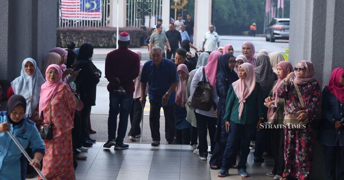 Court Complex buzzes with media anticipation as Ismail Sabri prepares for charges