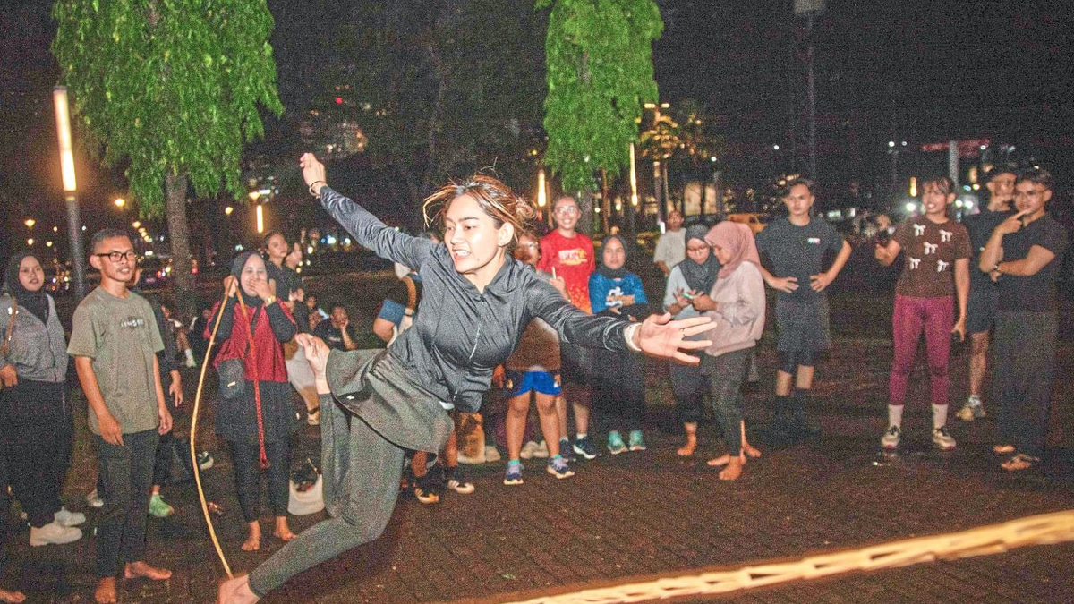 Indonesian workers find relief from burnout through childhood games