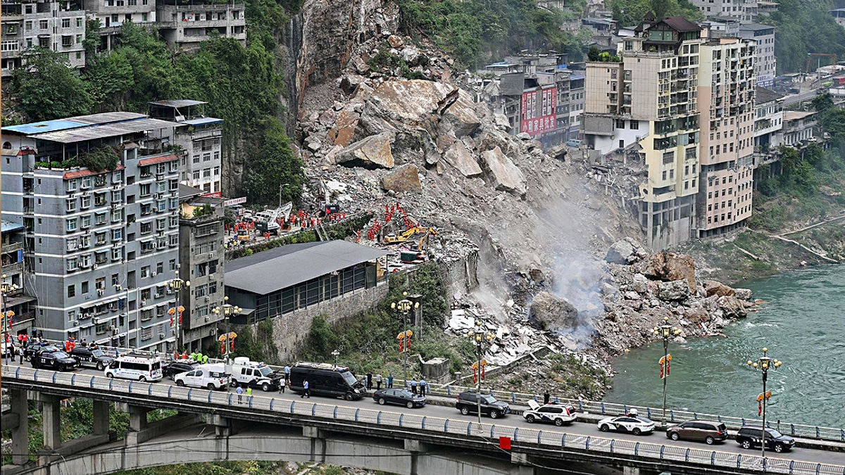 Death Toll Reaches 51 in Chongqing Mountain Collapse; Rescuers Search for 10 Missing