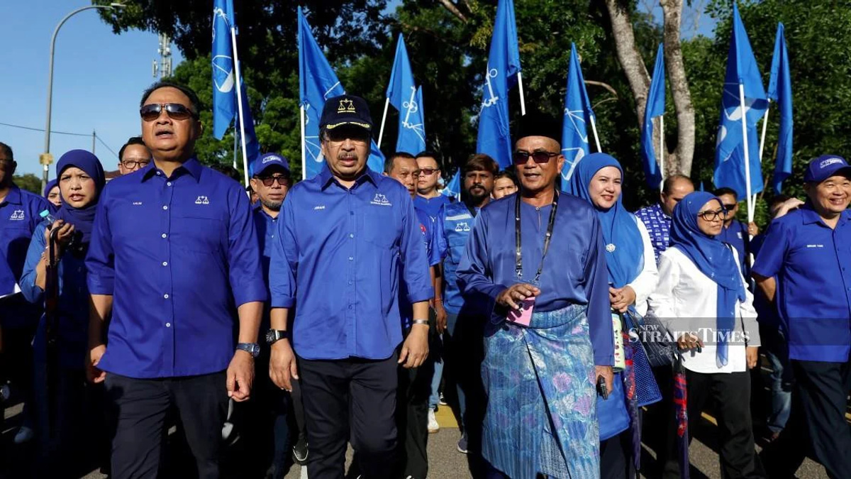 Senior Umno leader Johari Ghani campaigns for BN's Tiram bid in Johor state election
