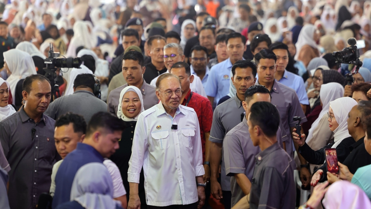 Anwar Scrutinizes Tabung Haji's 13-Month Bonus as Potential Breach of Trust