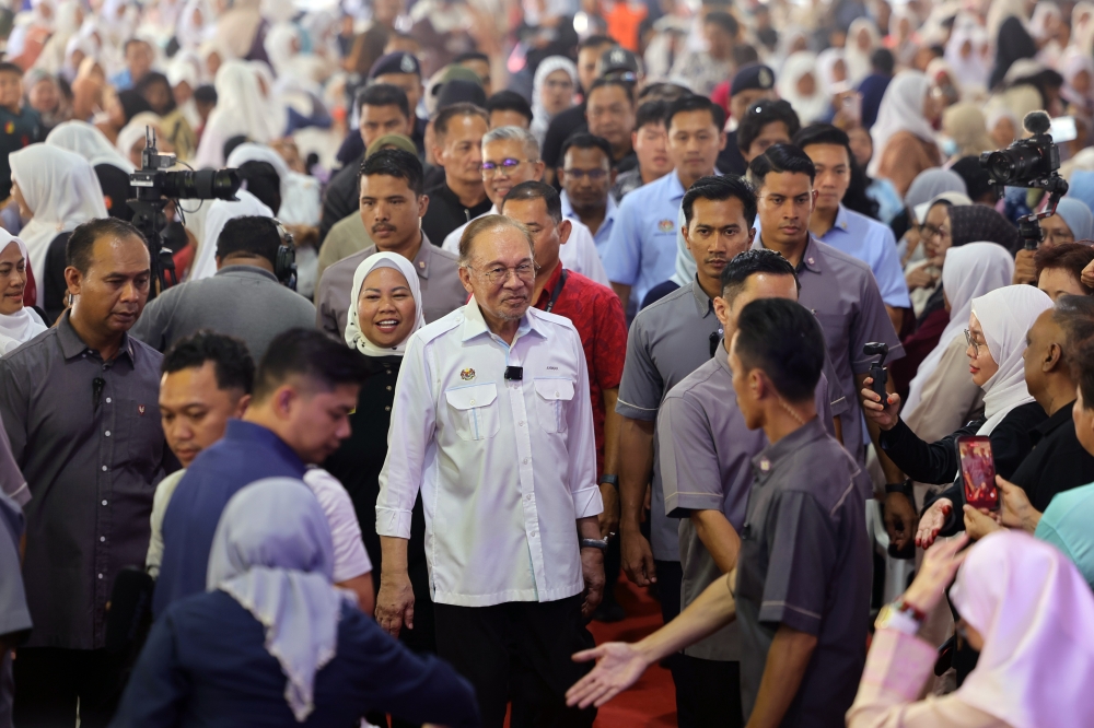 Anwar Scrutinizes Tabung Haji's 13-Month Bonus as Potential Breach of Trust